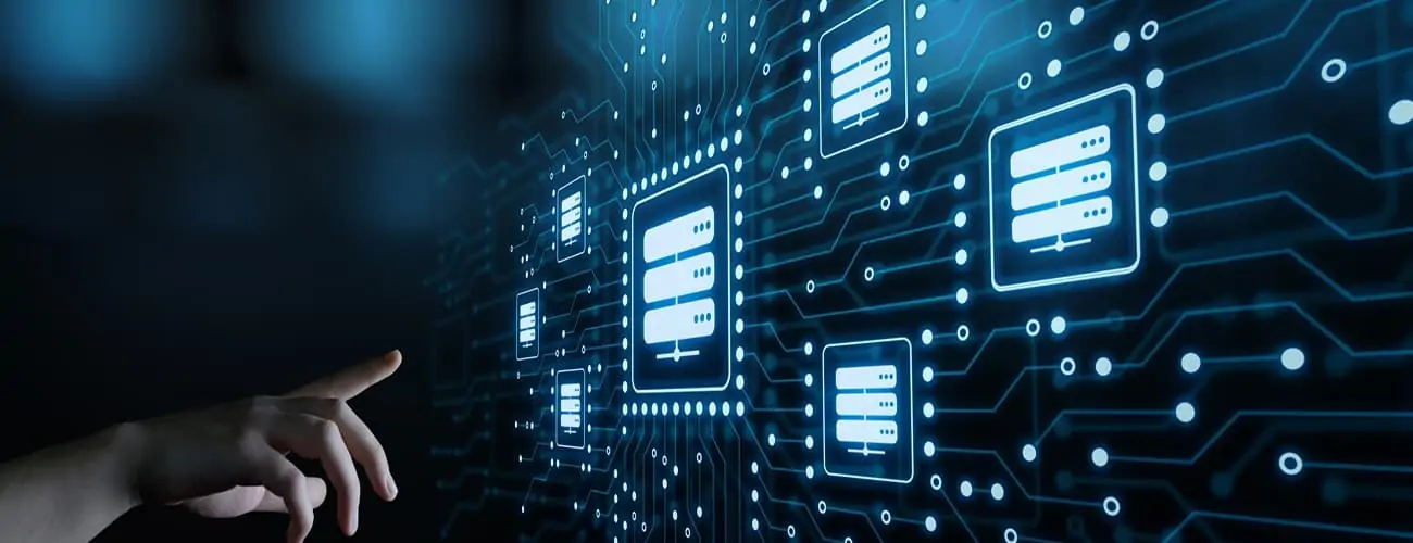 Hand die auf Datenbanken zeigt.