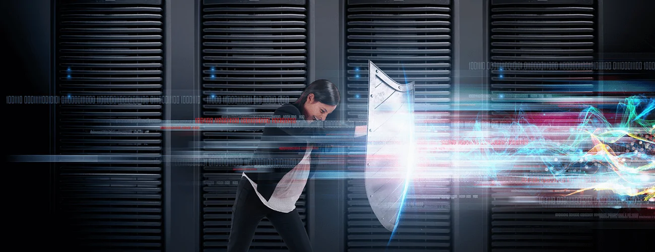 Frau die einen Schild zum Schutz vor Servern hält