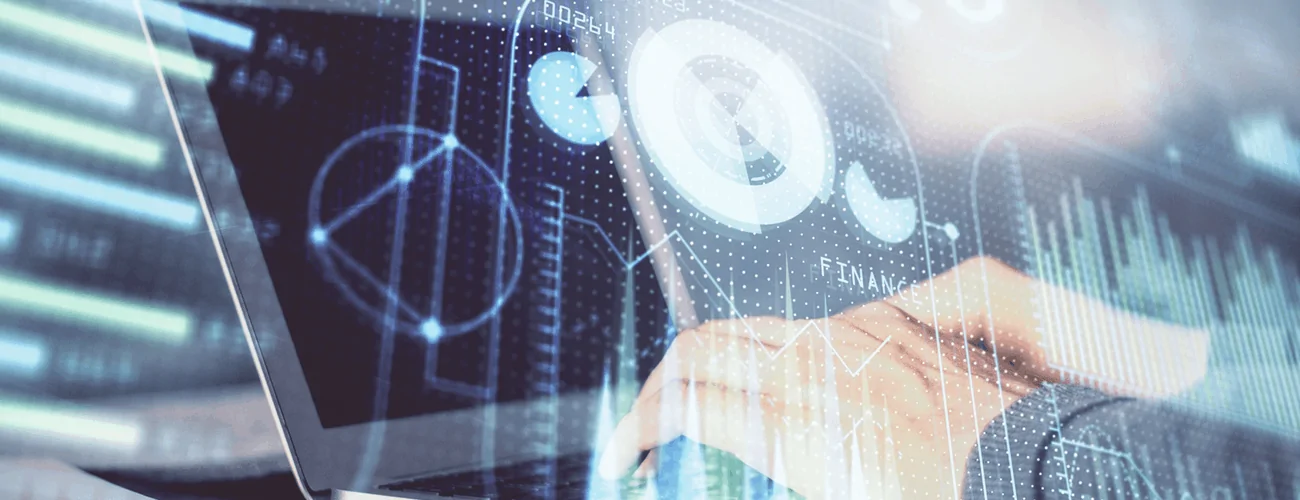 Hände die auf Notebooktastatur schreiben