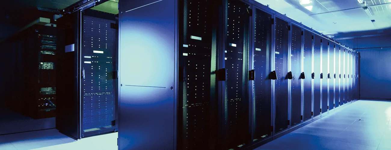 Blick auf Schränke im Rechenzentrum