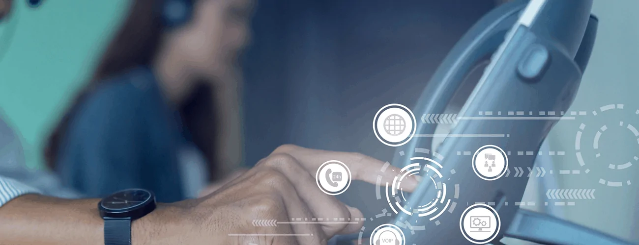 Hand am Telefon mit überblendeten Funktionen